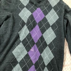 it’s rlly cute and a good sweater you can style rlly easily